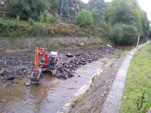 ECO SYSTEMES DE DRAGAGE - déplacement des blocs rocheux à l'aval des évacuateurs de crues du barrage de Rophemel - 2014