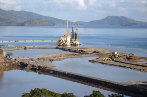 ATLANTIQUE DRAGAGE - Construction d'un nouveau quai avec dragage du bassin et refoulement à terre - Mayotte 2006
