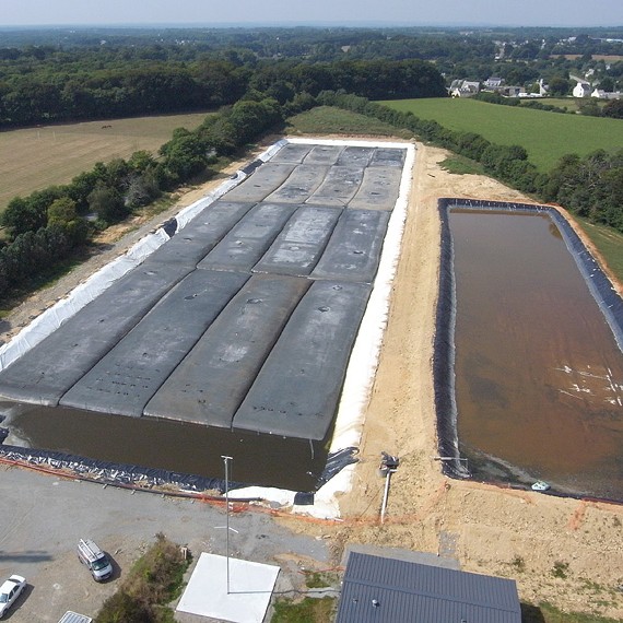 MARC SA - Terrassement du bassin de stockage, étanchéité par membrane PVC - Forêt de Fouesnant - 2012 - Photo par Panoramic Bretagne